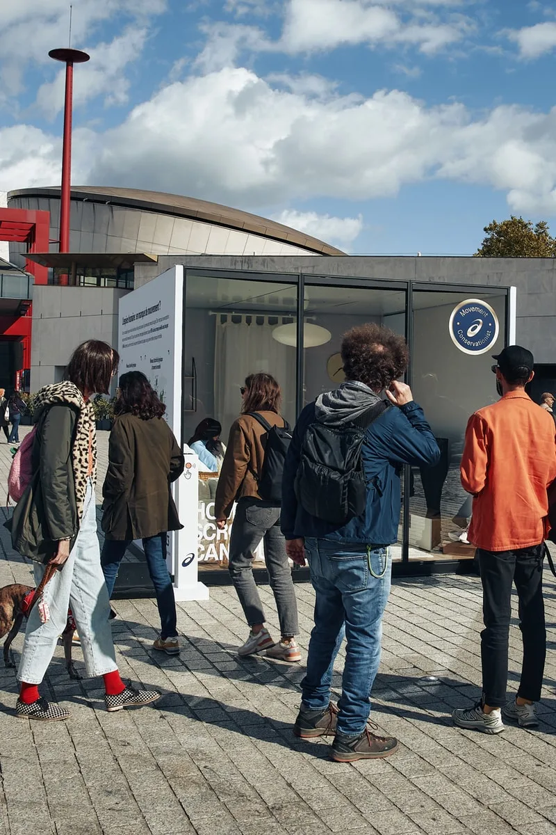 Diorama Homo Scrollus Canapus d’ASICS à Paris, sur le défilement compulsif et la santé mentale
