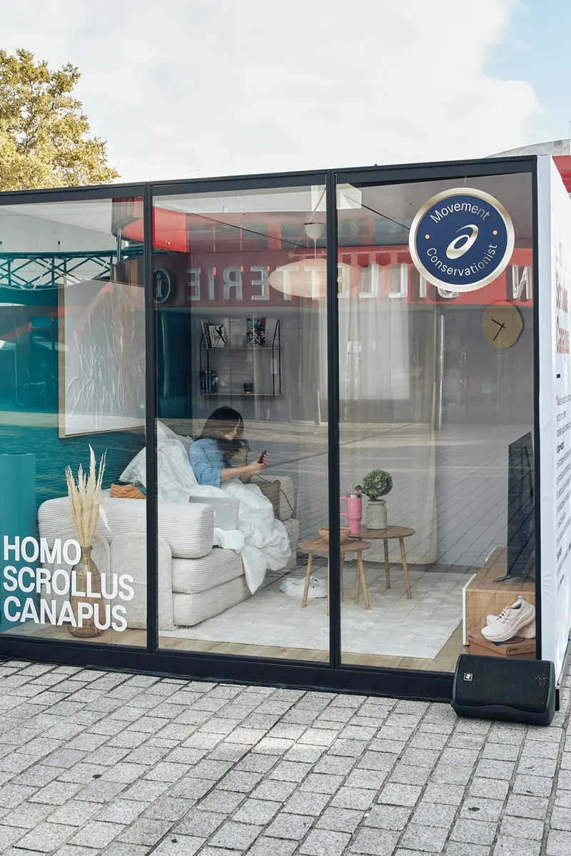 Diorama Homo Scrollus Canapus d’ASICS à Paris, sur le défilement compulsif et la santé mentale