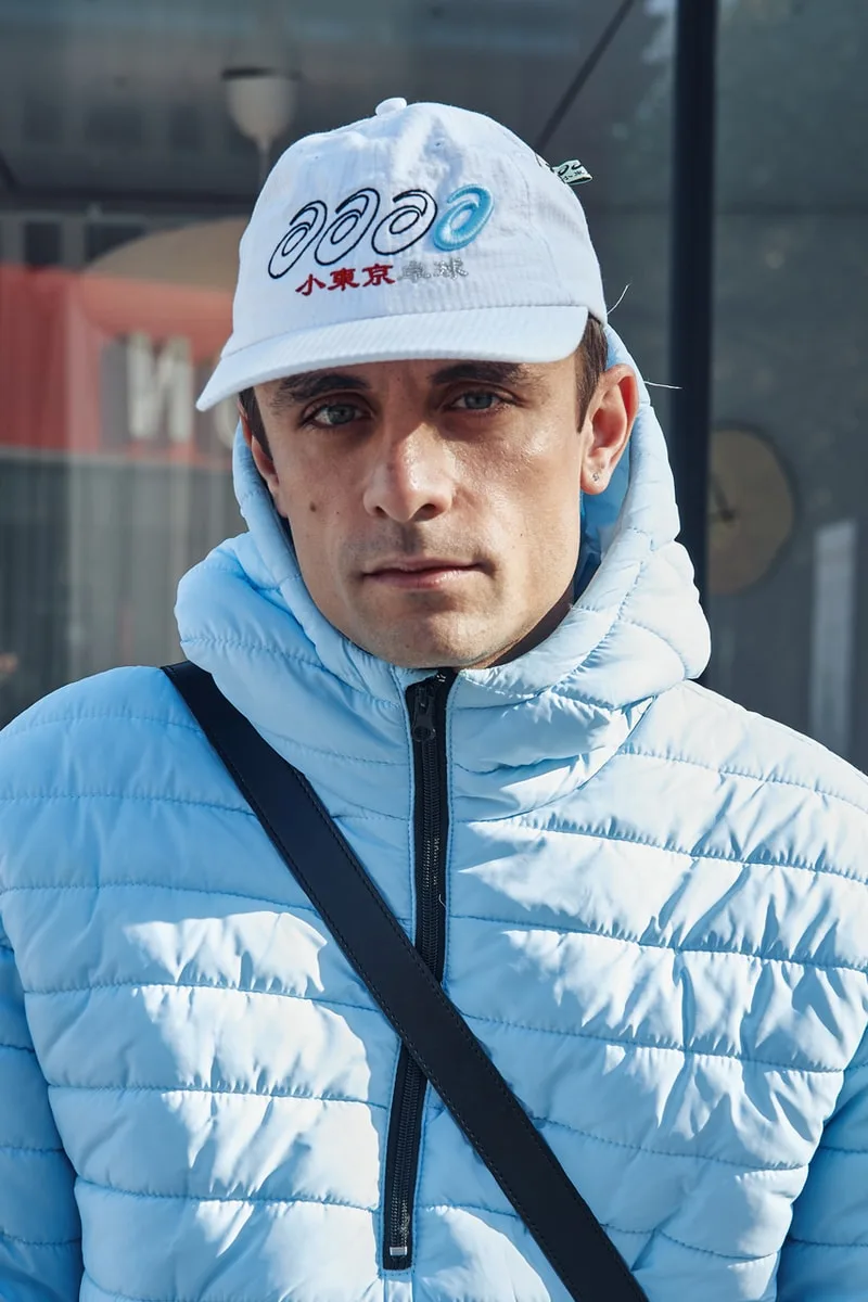 Diorama Homo Scrollus Canapus d’ASICS à Paris, sur le défilement compulsif et la santé mentale
