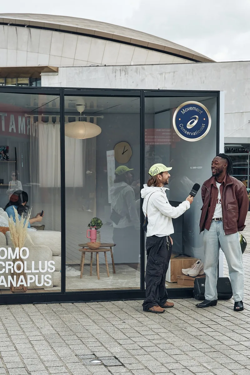 Diorama Homo Scrollus Canapus d’ASICS à Paris, sur le défilement compulsif et la santé mentale