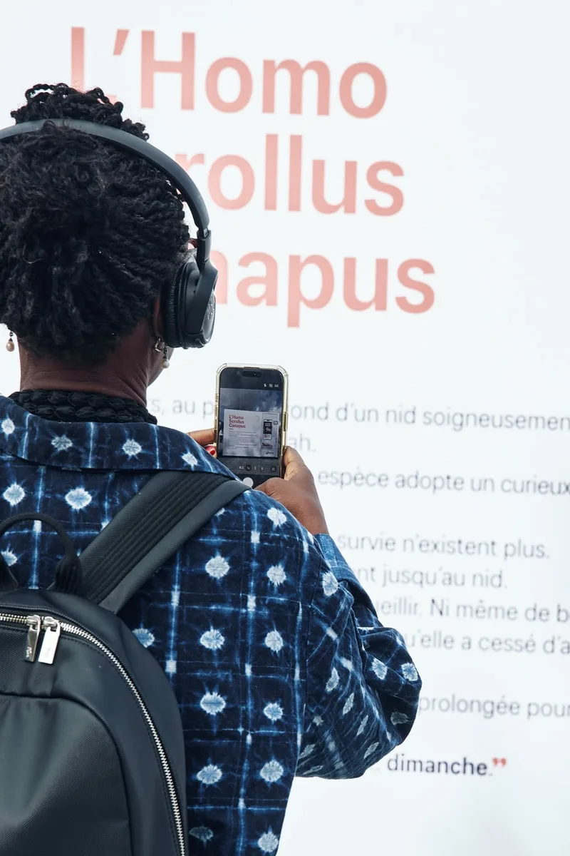 Diorama Homo Scrollus Canapus d’ASICS à Paris, sur le défilement compulsif et la santé mentale