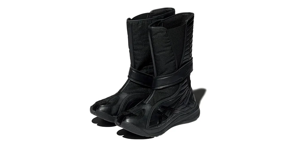Paire de bottes noires montantes à semelles épaisses
