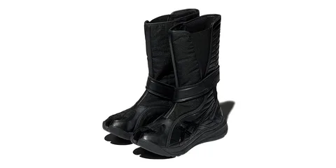 Paire de bottes noires montantes à semelles épaisses
