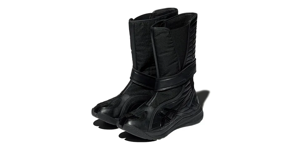 Paire de bottes noires montantes à semelles épaisses