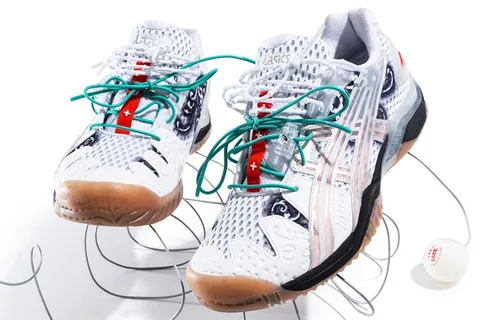 Chaussures de sport blanches avec motifs et lacets colorés.