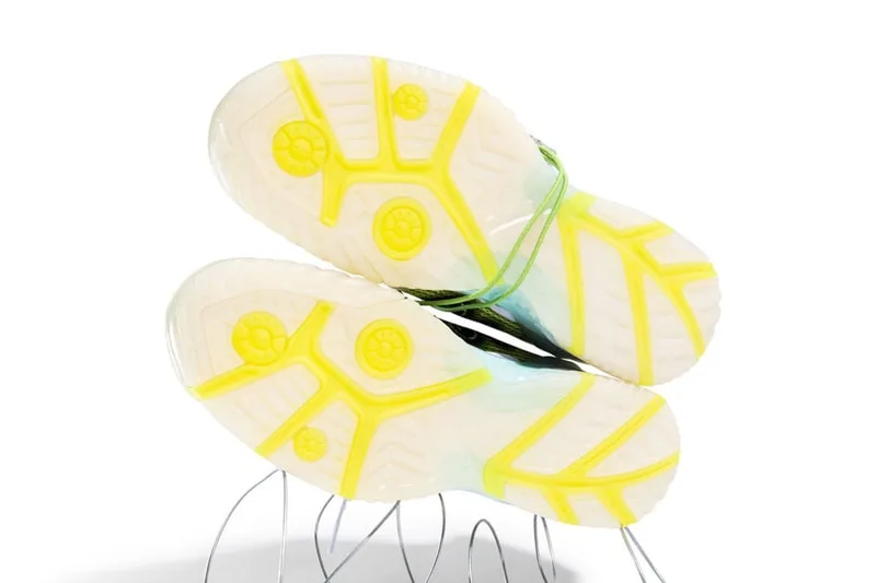 Semelles de chaussures avec motifs jaunes et translucides sur fond blanc.