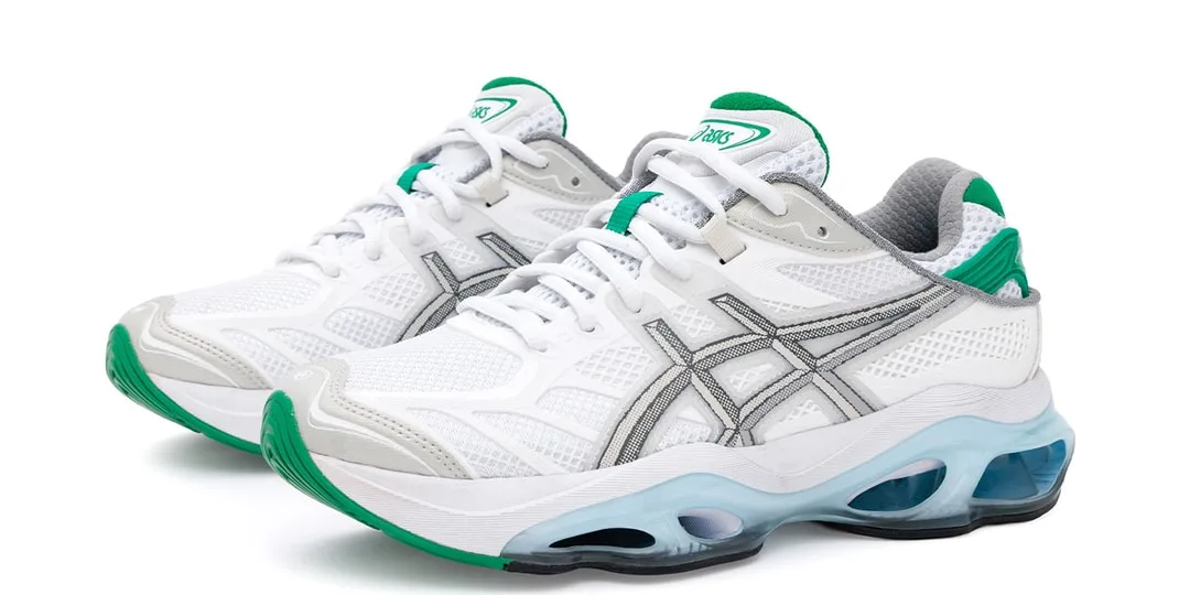 Chaussures blanches et vertes avec semelle transparente.