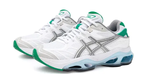 Chaussures blanches et vertes avec semelle transparente.