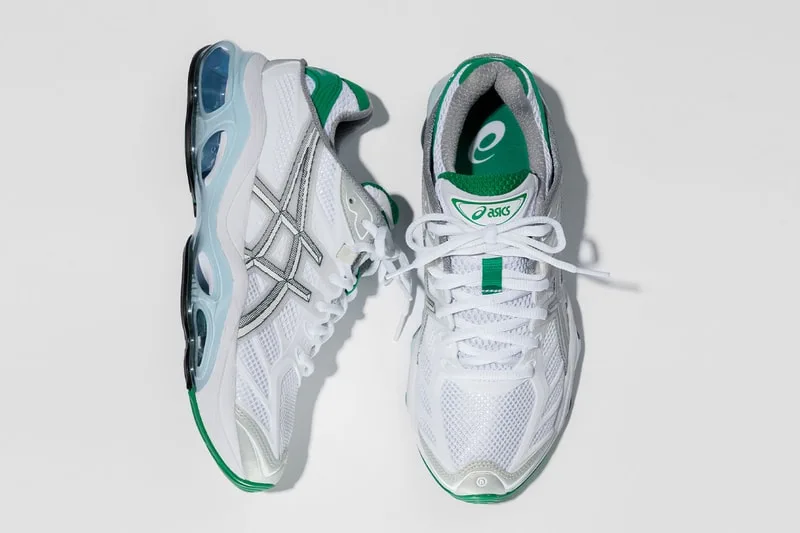 Baskets blanches Asics avec détails verts et argentés, vue d'en haut.