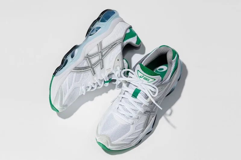 Chaussures de sport blanches et vertes, Asics, vue de dessus.