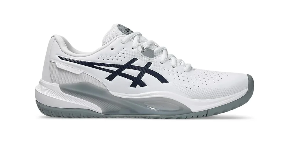 Chaussure de sport blanche Asics avec semelle grise et logo noir.