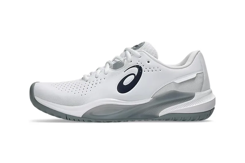 Chaussure de sport blanche Asics avec semelle grise.
