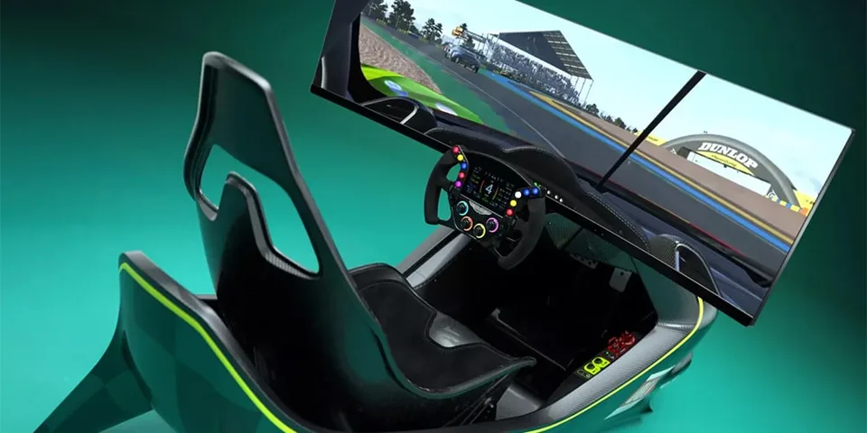 Simulateur de course avec écran incurvé et volant, fond vert