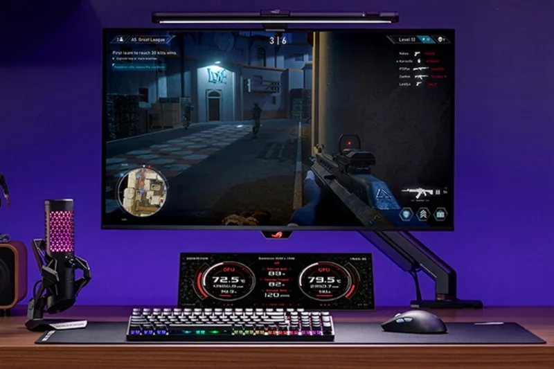 Configuration de jeu avec grand écran et accessoires RGB, thème de jeu FPS affiché.