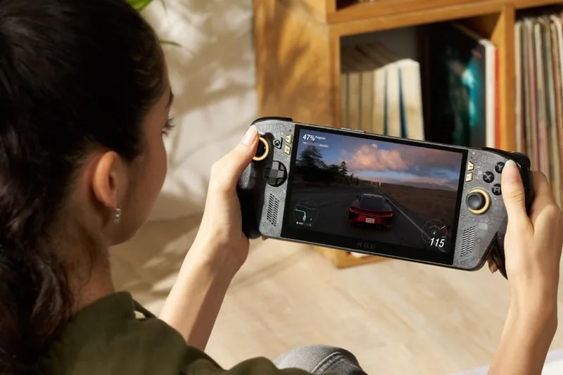 Personne jouant à un jeu de course sur une console portable.