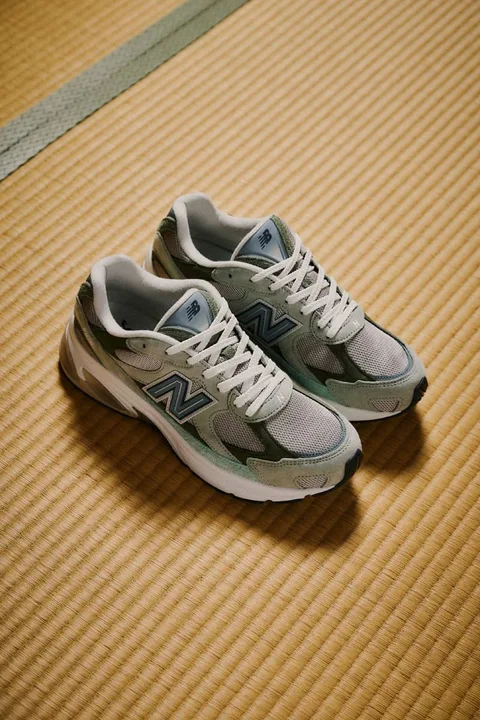 Baskets New Balance vertes et blanches sur un tatami.