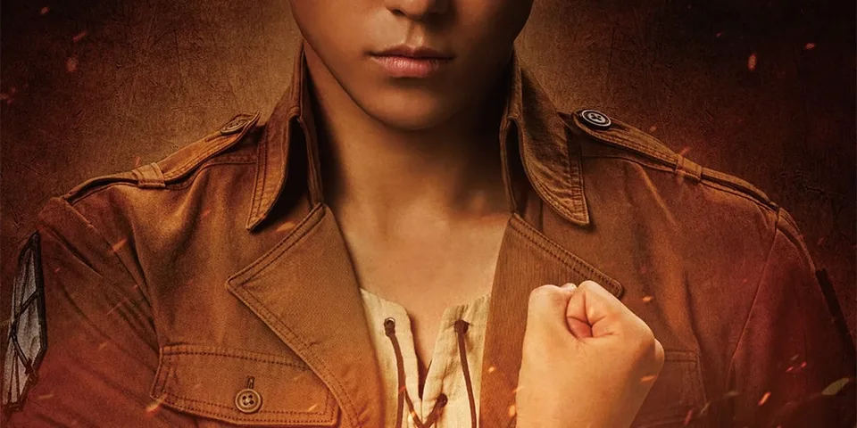 Personne en veste brune, fond sombre, ambiance dramatique.