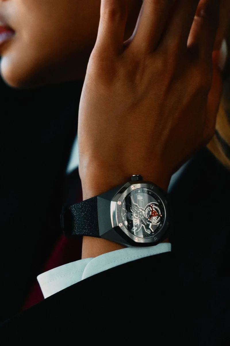 Montre élégante portée au poignet avec un cadran complexe.