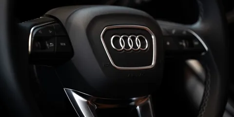 Gros plan sur le volant d'une voiture Audi