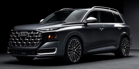 SUV Audi gris avec calandre unique sur fond noir
