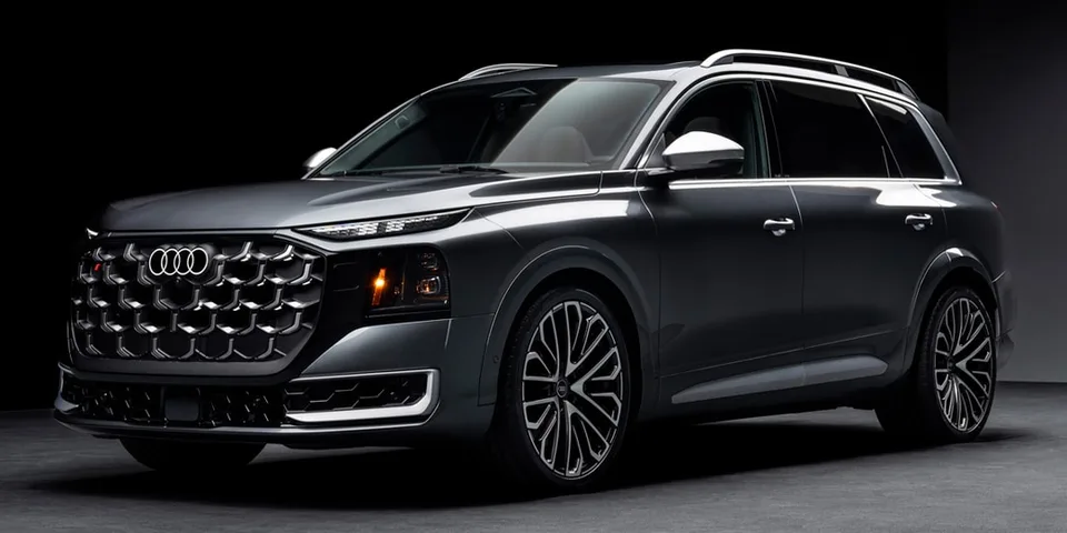 SUV Audi gris avec calandre unique sur fond noir