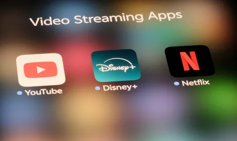 Illustration des applications de streaming vidéo YouTube, Disney+ et Netflix.