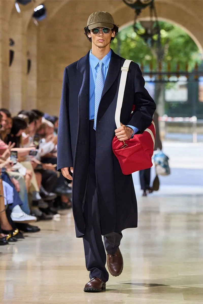 auralee-une-elegance-decontractee-a-la-fashion-week/carousel-1.jpg