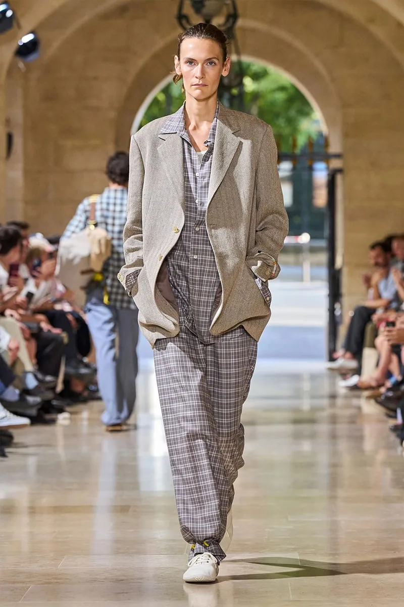 auralee-une-elegance-decontractee-a-la-fashion-week/carousel-10.jpg