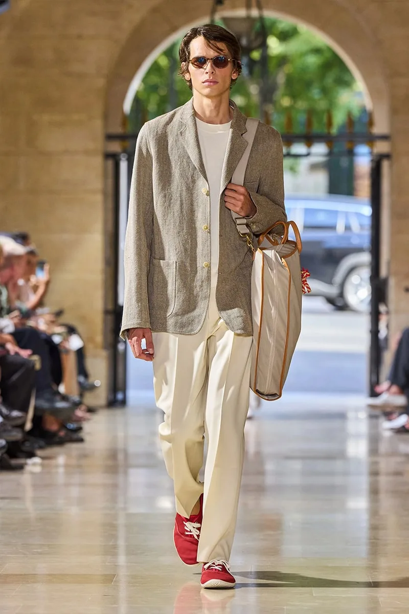 auralee-une-elegance-decontractee-a-la-fashion-week/carousel-11.jpg