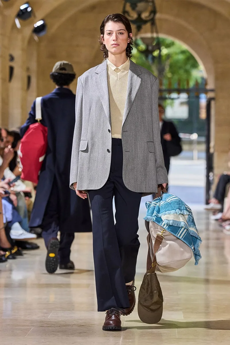 auralee-une-elegance-decontractee-a-la-fashion-week/carousel-2.jpg