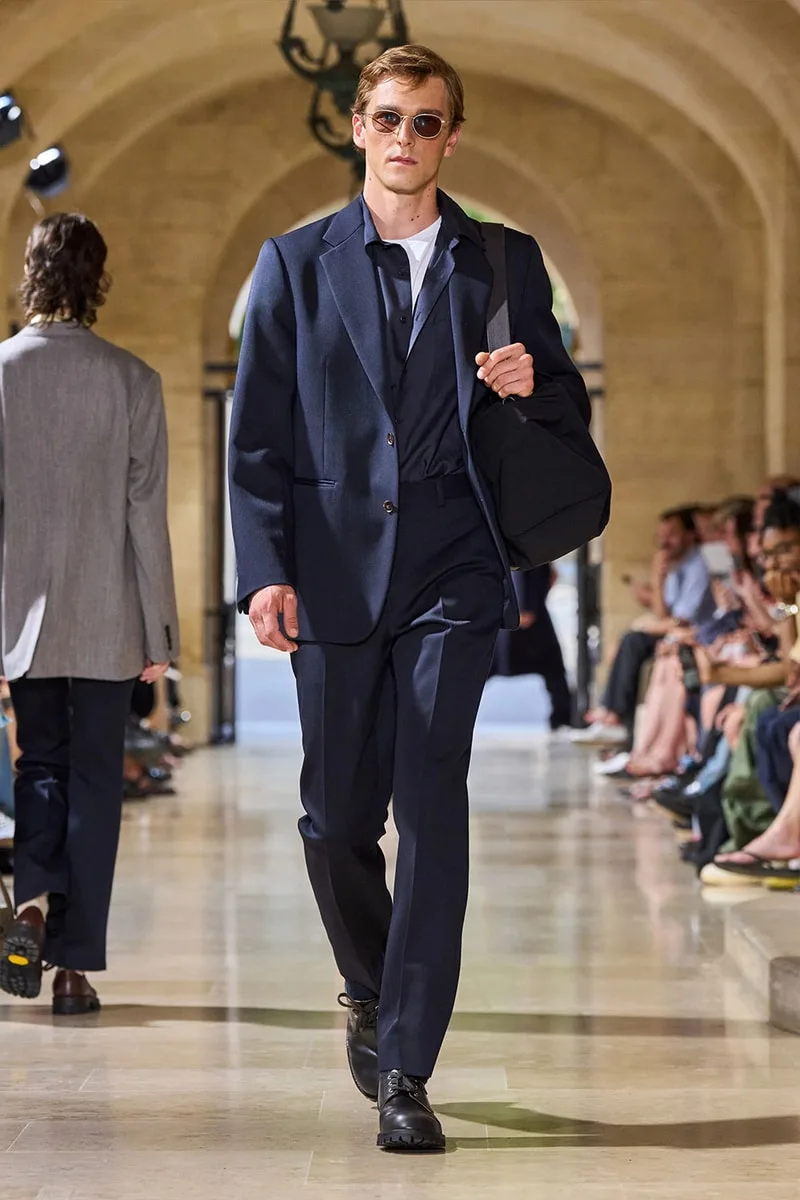 auralee-une-elegance-decontractee-a-la-fashion-week/carousel-3.jpg