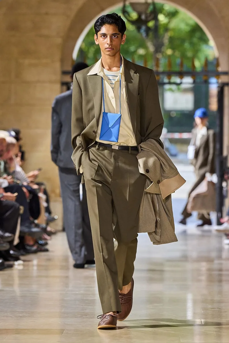 auralee-une-elegance-decontractee-a-la-fashion-week/carousel-7.jpg
