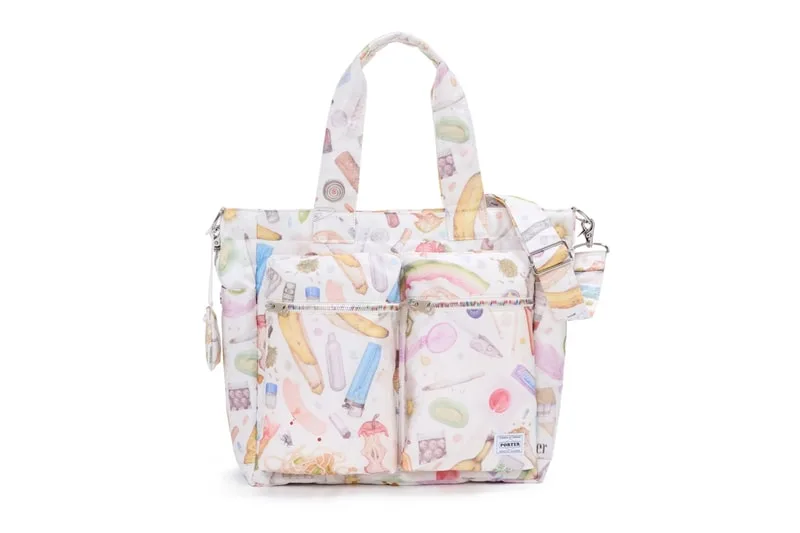 Sac avec motifs colorés et deux grandes poches à l'avant.