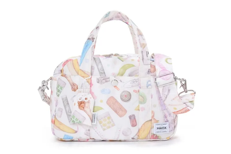 Sac à motifs de produits cosmétiques et boucles, anses et bandoulière.