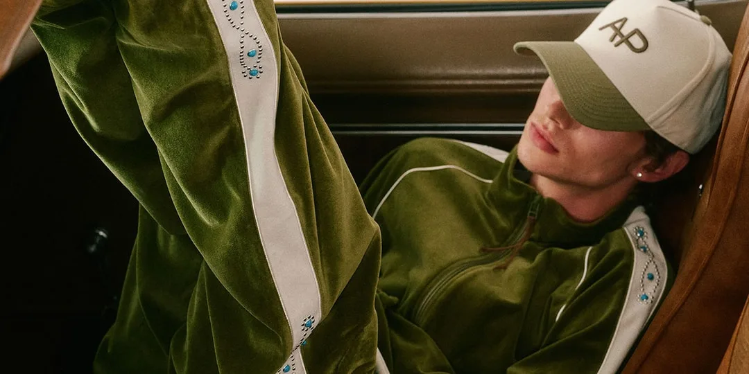 Personne vêtue de vert avec casquette dans un intérieur de voiture.