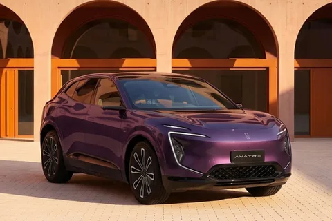 Voiture électrique violet devant bâtiment avec arches.