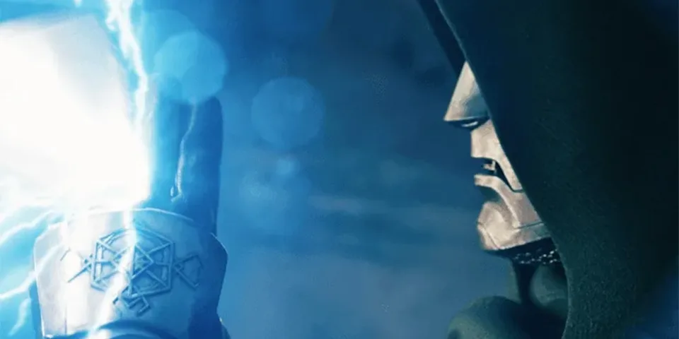 Personnage masqué avec cape émettant de l'énergie bleue