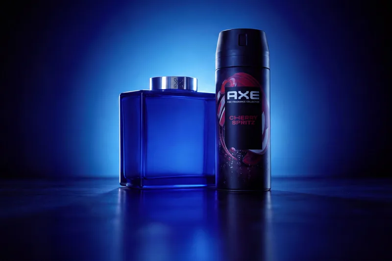 Deux flacons de parfum bleu et noir sur fond bleu lumineux.