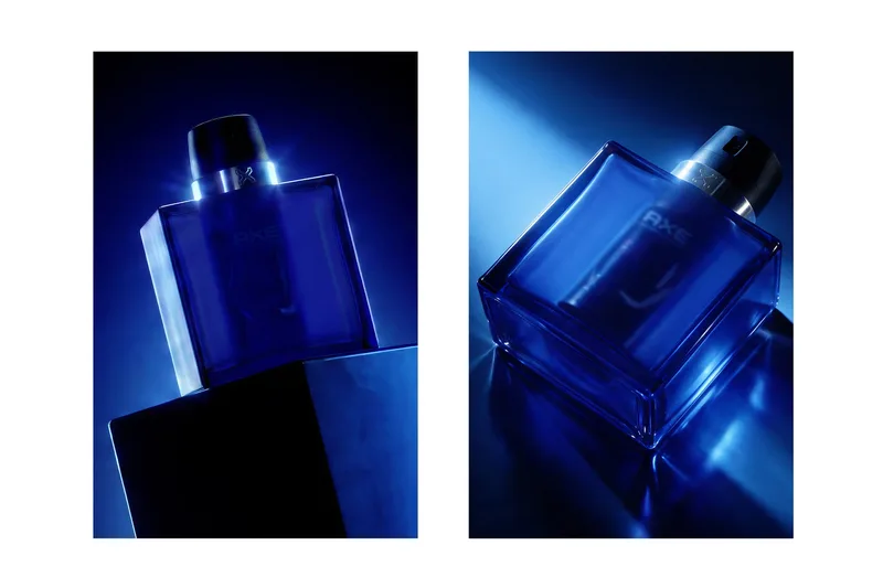 Deux bouteilles de parfum Axe bleu sur fond sombre