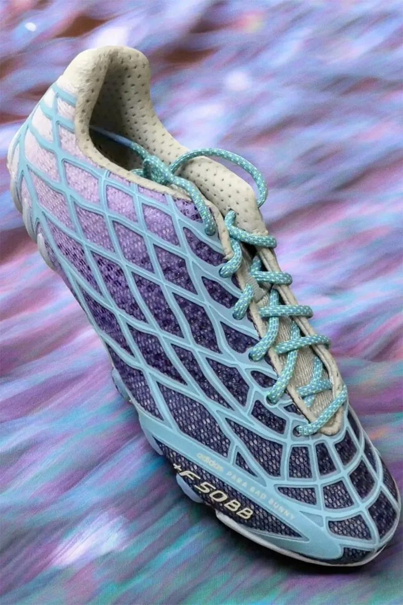 Chaussure de sport bleue avec design à motifs géométriques.