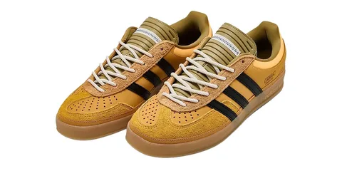 Chaussures marron et noires avec semelles en gomme et lacets blancs.