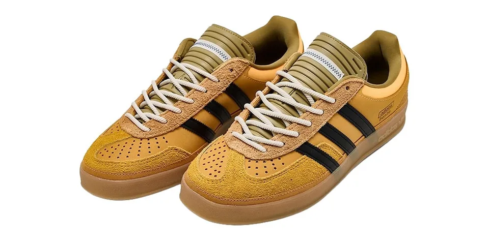 Chaussures marron et noires avec semelles en gomme et lacets blancs.