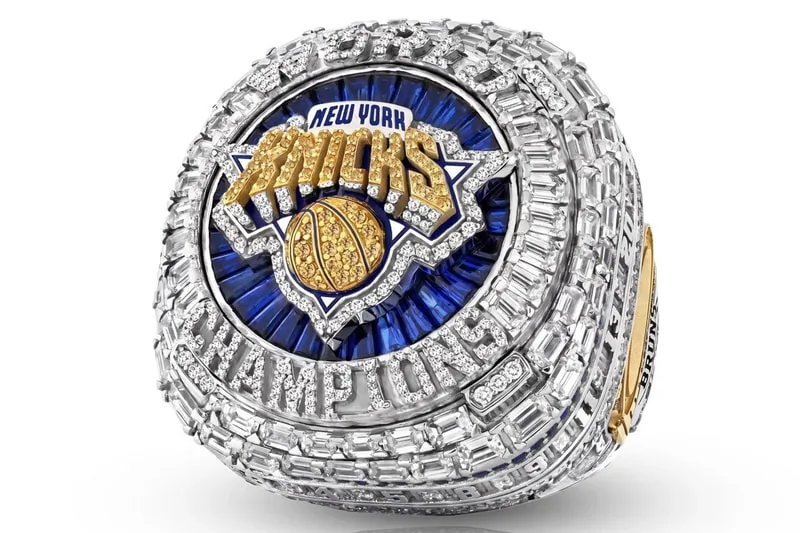 Zoom sur la bague de champions NBA 2026 des Knicks, signée Jason of Beverly Hills