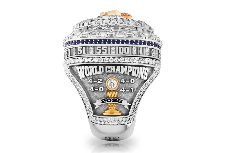 Zoom sur la bague de champions NBA 2026 des Knicks, signée Jason of Beverly Hills