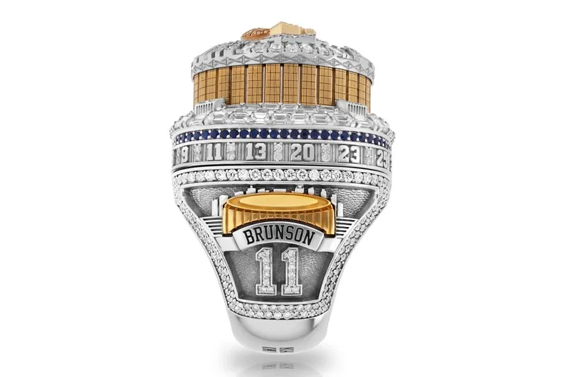 Zoom sur la bague de champions NBA 2026 des Knicks, signée Jason of Beverly Hills