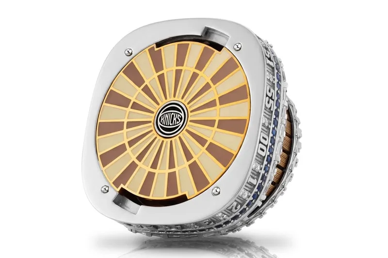 Zoom sur la bague de champions NBA 2026 des Knicks, signée Jason of Beverly Hills