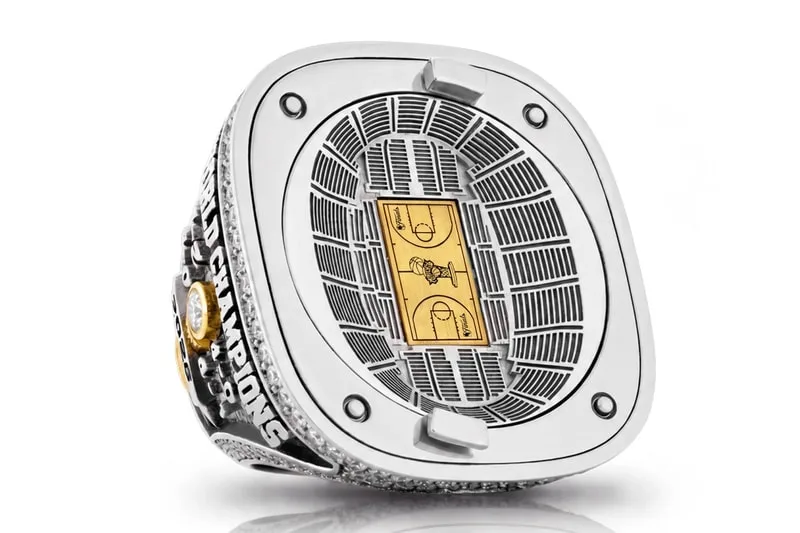 Zoom sur la bague de champions NBA 2026 des Knicks, signée Jason of Beverly Hills