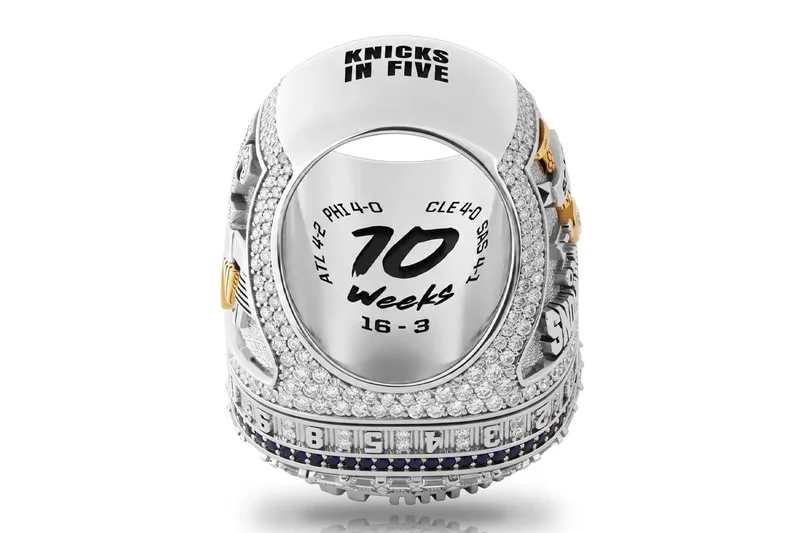 Zoom sur la bague de champions NBA 2026 des Knicks, signée Jason of Beverly Hills