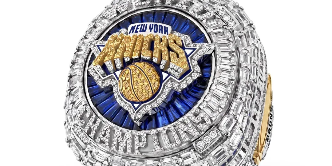 Bague de championnat des New York Knicks ornée de diamants et de saphirs bleus.