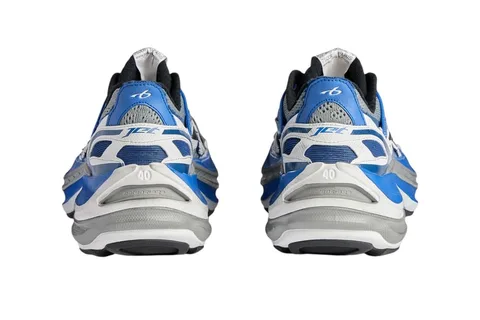 Deux baskets de sport bleues et grises, vues de l'arrière.